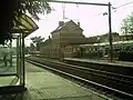 Het stationsgebouw gezien vanaf het perron.