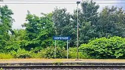 Plaatsnaambord op het perron (2021)