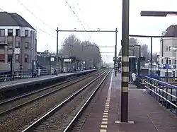 Station Houten, spoor 1 en 2 in 2006. Het linker perron is in 2007 gesloopt, het rechter in 2009.