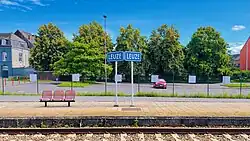 Plaatsnaambord op het perron