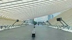 Doorgang boven de perrons