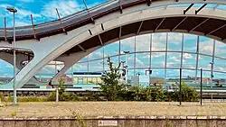 Gezicht op de nieuwe overkapping