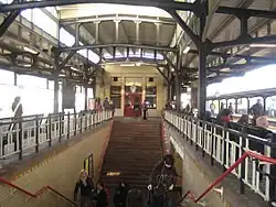 Onder de perronkap van het eilandperron; 2007.