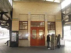 Onder de perronkap van het eilandperron; 2007.