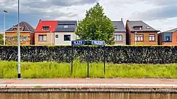 Naamborden op een perron