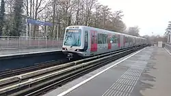 Metro rijdt het station binnen