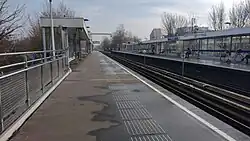 De perrons van het station