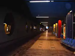 De ondergrondse treinperrons