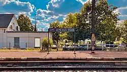 Naambord op een perron