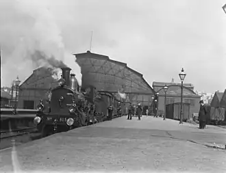 Locomotief No. 815 van de Staatsspoorwegen op het Weesperpoortstation; 1902.
