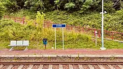 Plaatsnaambord op het perron