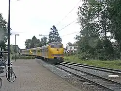 Trein richting Emmen rijdt weg uit Ommen