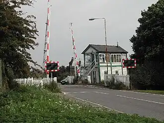 Spoorwegovergang en seinhuis.