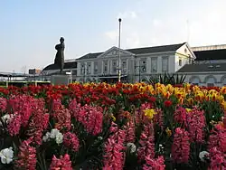 Bloemen, standbeeld van Thorbecke