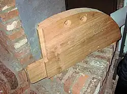 Maanstuk van een steenrondsel met vier maanstukken