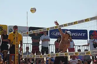 Metzger in actie aan het net tijdens de Manhattan Beach Open (2007)