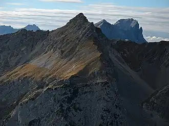 De oostflank van de Steinfalk met de Blausteigkar (rechts) en op de achtergrond de Östlicher Karwendelspitze