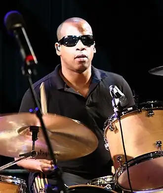 Sterling Campbell tijdens een tournee met The B-52's in 2009.