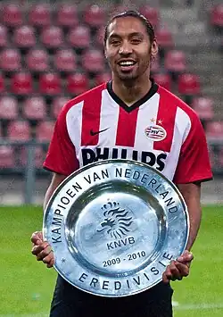 Olfers bij PSV in 2010 met de kampioensschaal van de Beloften Eredivisie.