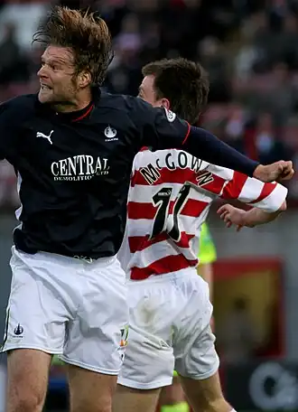 Steven Pressley (links) in shirt van Falkirk FC