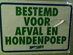 Sticker op gecombineerde hondenpoepcontainer