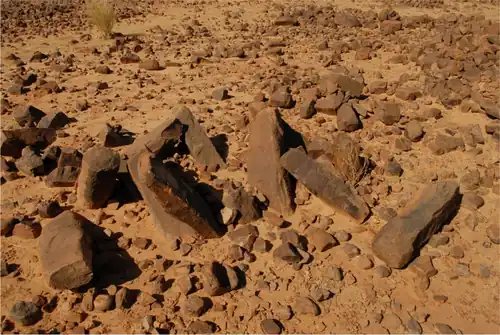 Stenen pilaarconstructie bij Fati 6