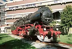 Stoomlocomotief 52 8091 als monument voor het AMC te Amsterdam