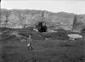 Een man voor de grot van Stora Förvar, 1912