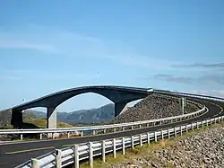 De Storseisundetbrug van de Noorse Atlantische weg