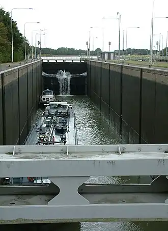 De sluiskolk van een van de nieuwe sluizen in 2010