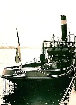 De Succes als tankercleaner, met stoomketels en leidingen op het achterdek voor het schoonmaakwerk