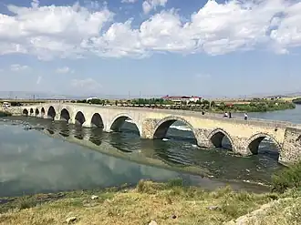 Brug over de rivier de Murat in het district Muş