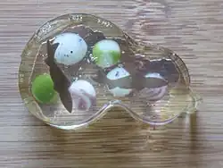 Gelei wagashi met karpers