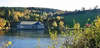 Rechts de dam en in het gebouw de elektricteitcentrale