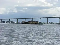 De brug met het wrak van de Goslar, dat ruim een kilometer ten noorden van de brug ligt.