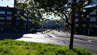 Doorkijk Surinamestraat vanaf het SurinamepleinOp de achtergrond het gebouw dat oorspronkelijk gebruikt werd door Autopon (mei 2018)