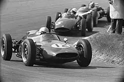 Zandvoort 1961: Surtees (Cooper-Climax) voor Tony Brooks (BRM-Climax)
