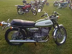 Japan: Tot eind jaren 60 van de 20e eeuw beperkte Japan zich tot het maken van kopieën van westerse merken en snelle tweetakten, zoals deze Suzuki T 500. Toen de "grote vier" allemaal viertakten gingen maken was het tij echter niet meer te keren. Sindsdien bepaalt Japan grotendeels wat er op de motormarkt gebeurt