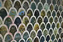 Keramikwerk van Barbo Johansson op de liftkoker