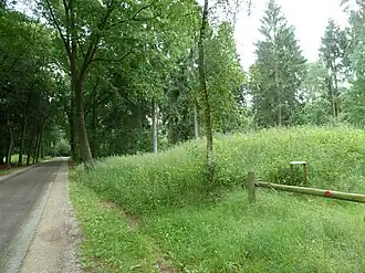 Links in de verte de oostelijke heuvel, rechts de westelijke grafheuvel