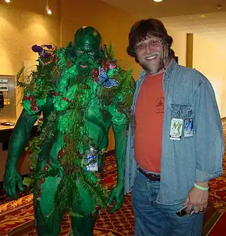 Len Wein (rechts), samen met een fan gekleed als Swamp Thing