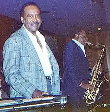 Harry "Sweets" Edison met rechts van hem tenorsaxofonist Eddie "Lockjaw" Davis op Village Jazz Lounge in Walt Disney World (foto van Laura Kolb)