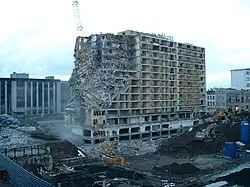 Afbraak in 2004 van het hotel (foto toont de afbraakwerken, niet de schade van de brand)