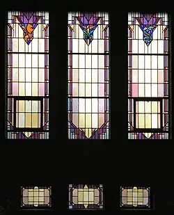 Glas-in-lood ramen met symbolen bij deugden