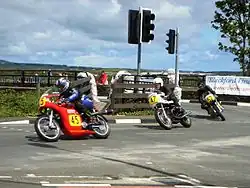 Pre-TT Classic rijders op het kruispunt A3 Malew Road-A5 in Castletown in 2006.