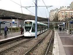 Zelfde plaats 27 jaar later, maar nu met twee gekoppelde trams. De haltenaam is nu "Parc de Saint-Cloud".
