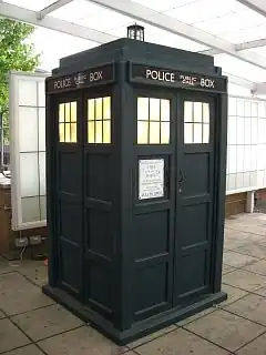 De TARDIS zoals hij eruitzag van 2005 tot 2010, tentoongesteld in het BBC Television Centre