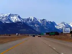 De Trans-Canada Highway in Alberta richting de Rocky Mountains