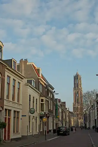 Zicht op de Domtoren vanuit de Lange Nieuwstraat