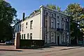 Woonhuis met stijlelementen van het neoclassicisme